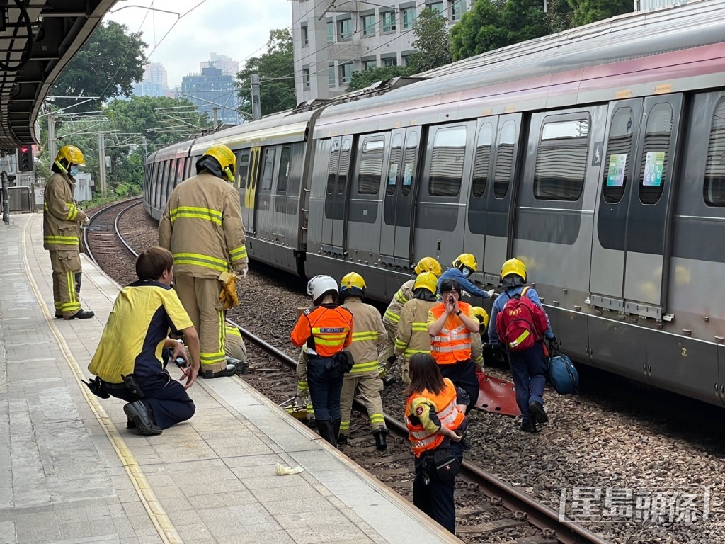 消防將事主由車底救出。蕭博禧攝 消防將事主由車底救出。蕭博禧攝 