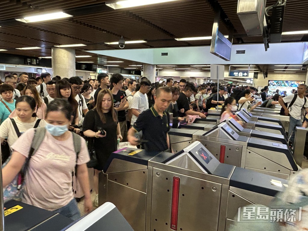 截至今日（7日）下午4時許，本日有逾57萬人次出入境，其中羅湖口岸最繁忙。