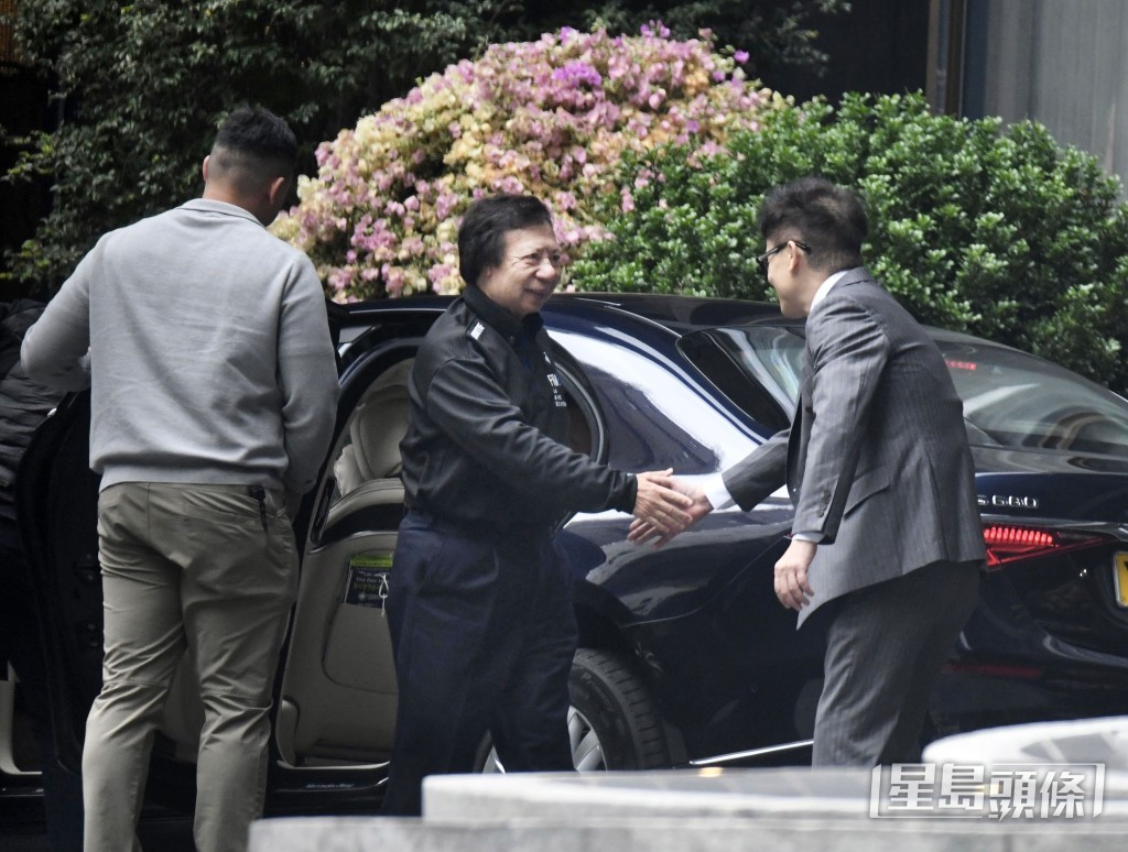 新地郭炳江（右二）昨前往西半山豪宅新盤天御參觀現樓。右一為恒基林達民。