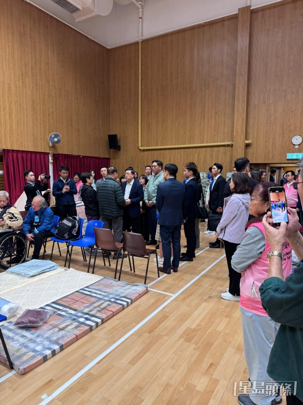 特首李家超26日晚上10時左右到大埔臨時庇護中心視察。