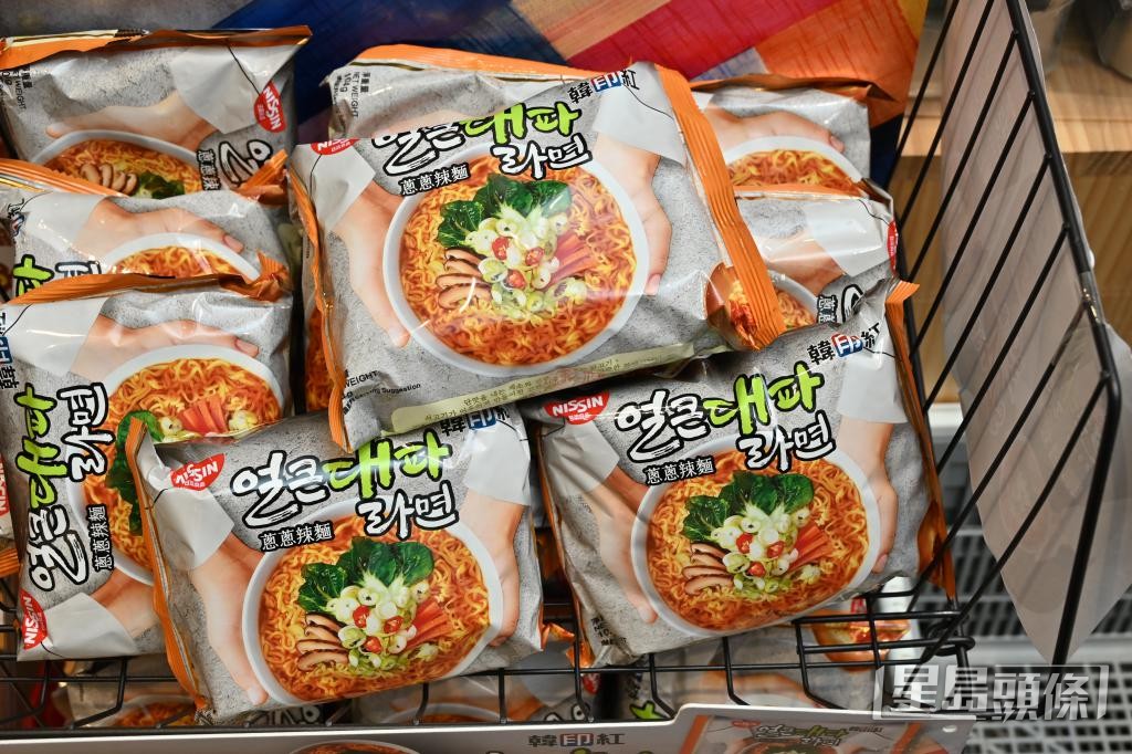 韓印紅最近首度與日清食品聯乘,共同研發葱葱辣麵。 韓印紅最近首度與日清食品聯乘,共同研發葱葱辣麵。