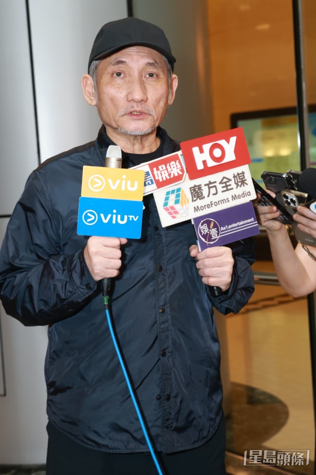 施南生前夫徐克會見記者。 施南生前夫徐克會見記者。