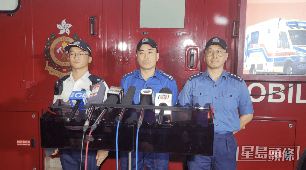 消防講解案情。消防處高級消防隊長關耀基(中)、署理高級救護主任盧紹聰(右)、旺角警區軍裝巡邏小隊第一隊督察陸展翹(左)交代案情。黎志偉攝 消防講解案情。消防處高級消防隊長關耀基(中)、署理高級救護主任盧紹聰(右)、旺角警區軍裝巡邏小隊第一隊督察陸展翹(左)交代案情。黎志偉攝