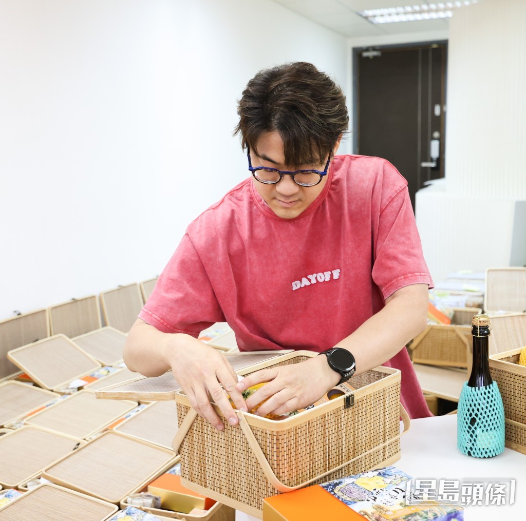 啟豪誠意地親手包裝。