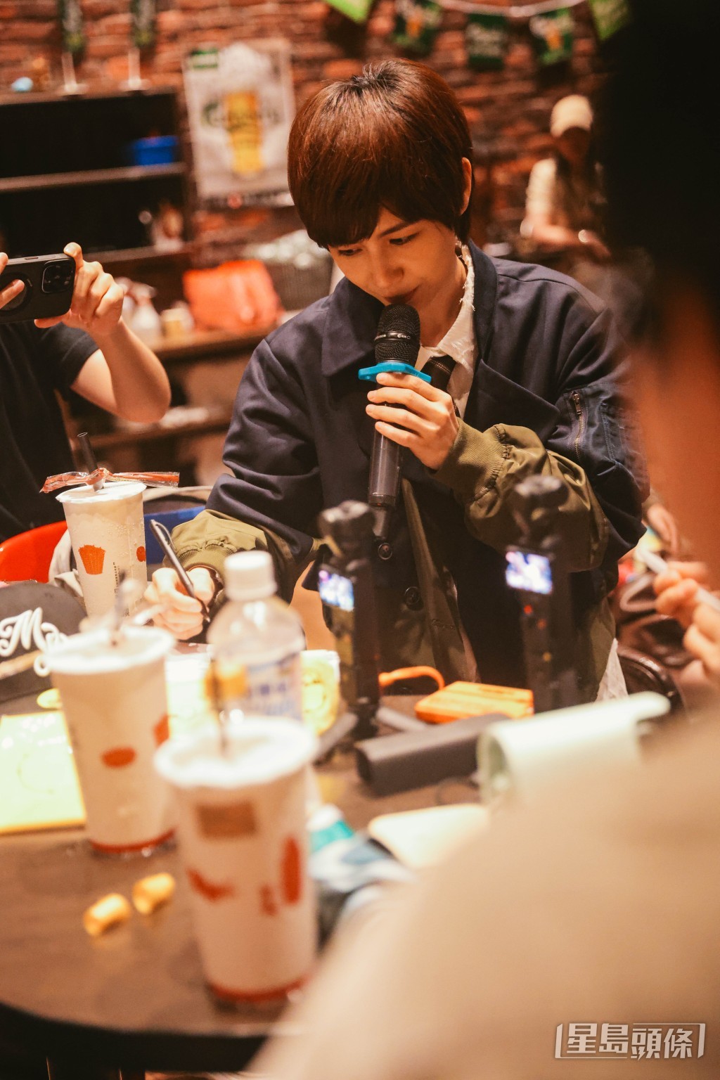 也和歌迷玩游戏。