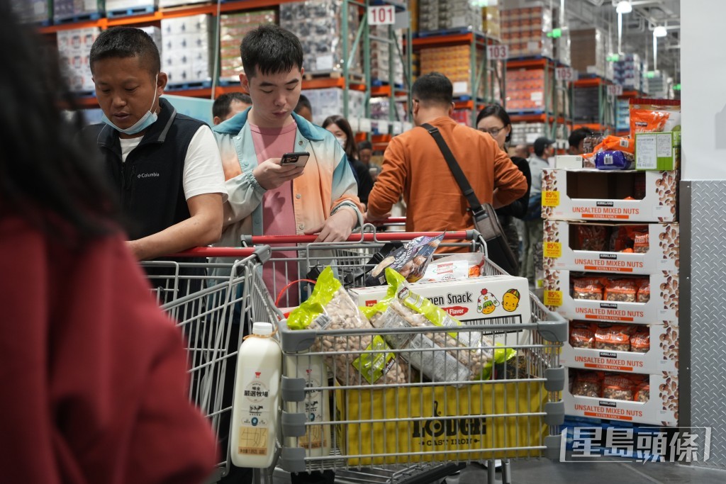 市民收穫豐碩。吳艷玲攝 市民收穫豐碩。吳艷玲攝