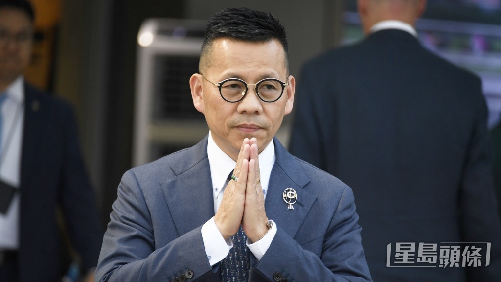 「幸運有您」今朝到內圈出試之後，羅富全走到機坪接馬追問進度。