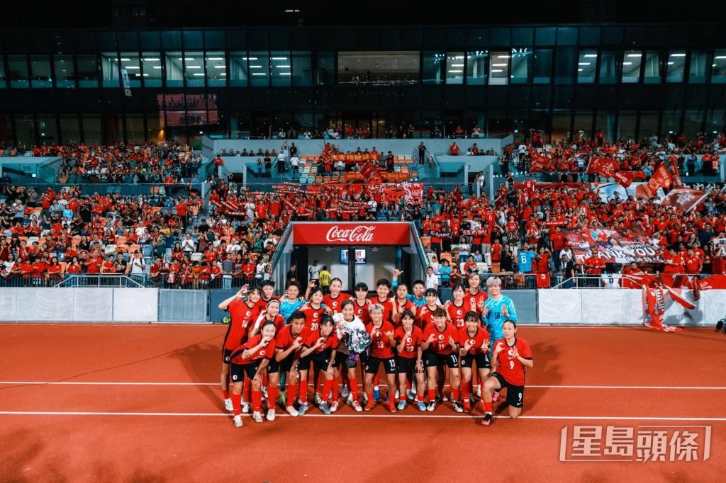 國際女子友誼足球賽結束後，陳詠詩及隊友與看台觀眾大合照。 受訪者提供