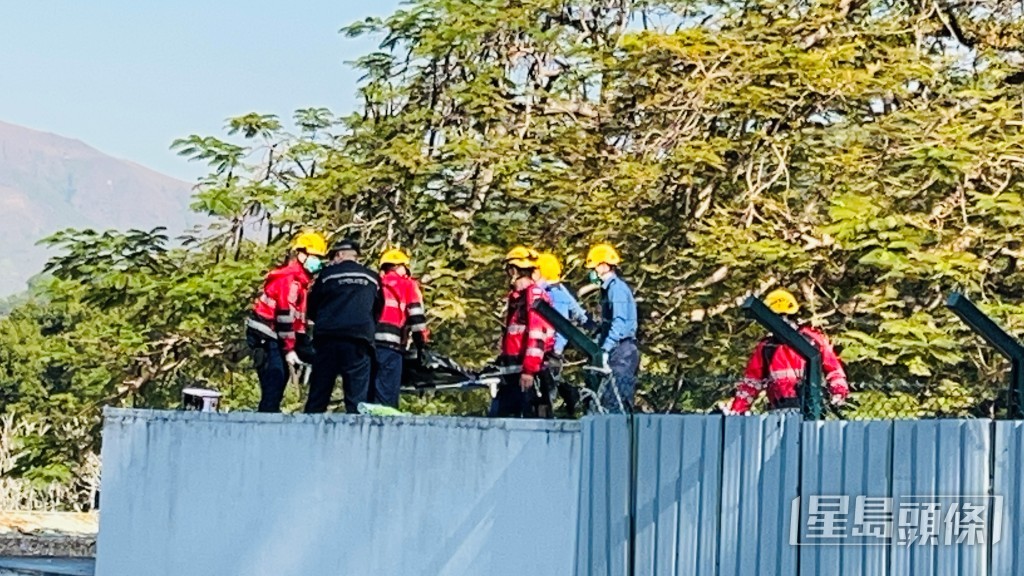 消防員用膠袋包裹屍體。蔡楚輝攝 消防員用膠袋包裹屍體。蔡楚輝攝
