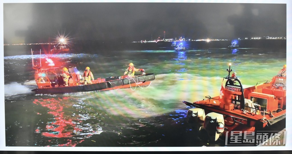 同時消防展開水上及水底拯救,約40分鐘後確定墮海巡邏車位置。 同時消防展開水上及水底拯救,約40分鐘後確定墮海巡邏車位置。