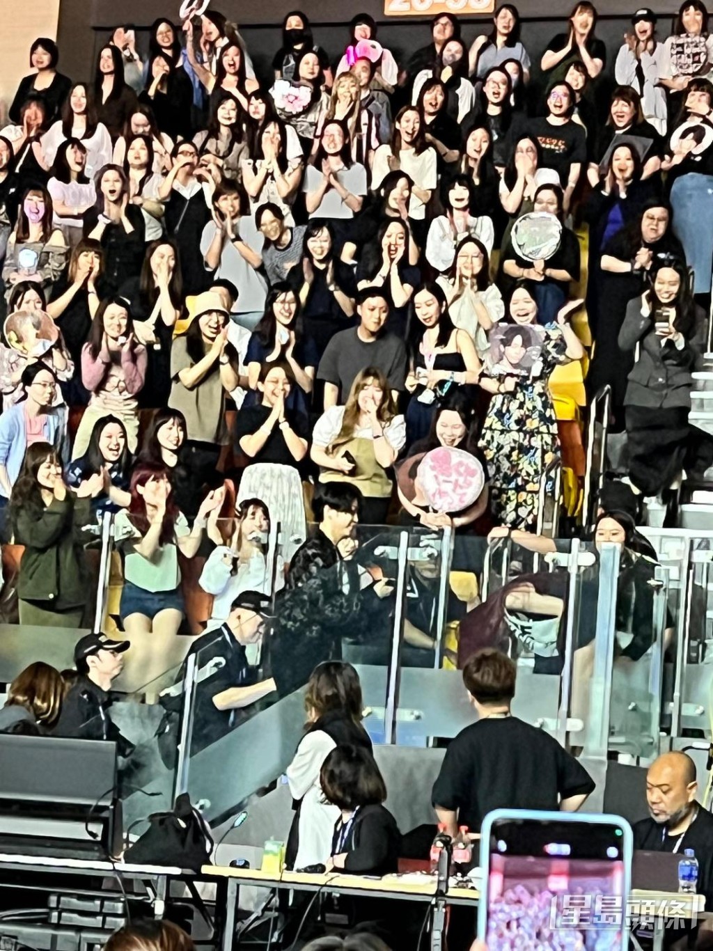 龜梨和也和fans互動。