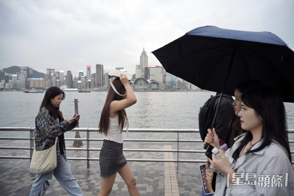 天文台调低周末两日（25及26日）的最高气温预测，未来九天最高气温均低于30°C。资料图片