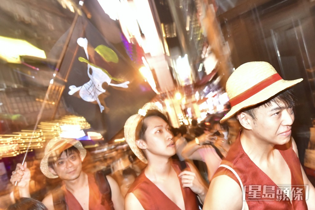 萬聖節.蘭桂坊有好多「海賊王」。陳極彰攝 萬聖節.蘭桂坊有好多「海賊王」。陳極彰攝