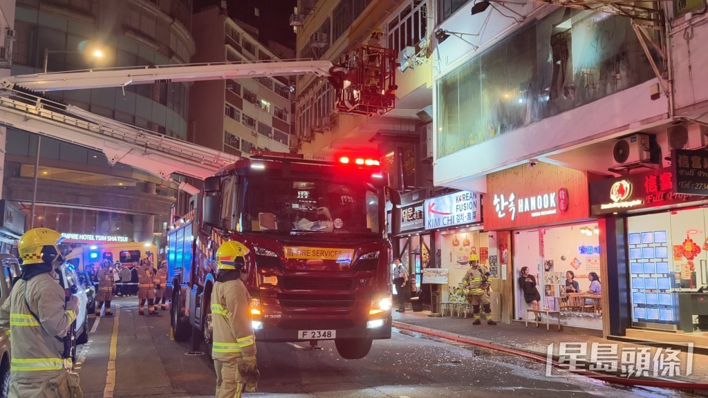 消防升雲梯從外射水。 消防升雲梯從外射水。