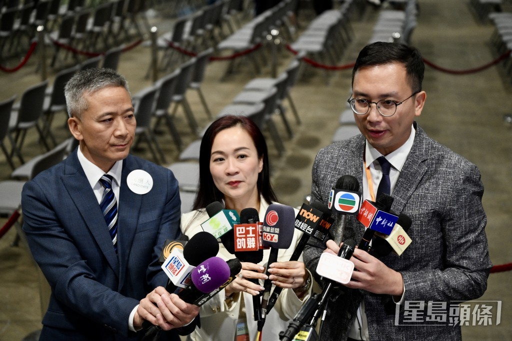 自由黨李鎮強(右)感謝選委投票支持,認為今次選舉大家都十分團結,可就不同政綱論政。 自由黨李鎮強(右)感謝選委投票支持,認為今次選舉大家都十分團結,可就不同政綱論政。