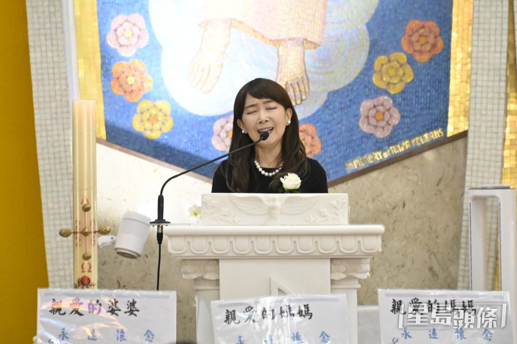 陳美齡上台致辭悼念媽媽。 陳美齡上台致辭悼念媽媽。
