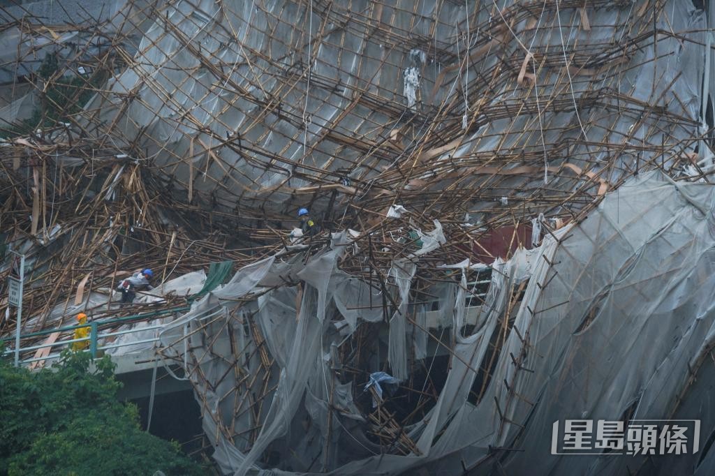 2021年颱風「獅子山」襲港期間,比華利山有棚架倒塌,造成1名女工死亡。 路透社 2021年颱風「獅子山」襲港期間,比華利山有棚架倒塌,造成1名女工死亡。 路透社