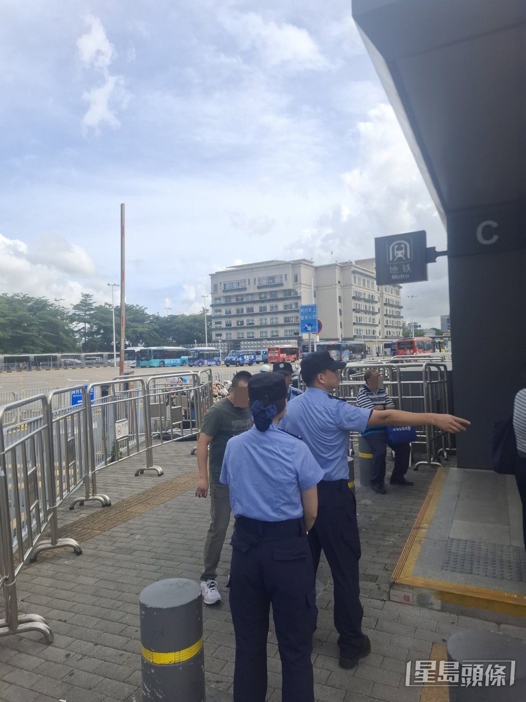 從樓主隨帖文上載的現場相片中可見,三名身穿整齊藍色短袖恤衫制服、頭戴深藍色鴨舌帽的深圳市控煙辦男女職員正執行職務。(帖文截圖) 從樓主隨帖文上載的現場相片中可見,三名身穿整齊藍色短袖恤衫制服、頭戴深藍色鴨舌帽的深圳市控煙辦男女職員正執行職務。(帖文截圖)
