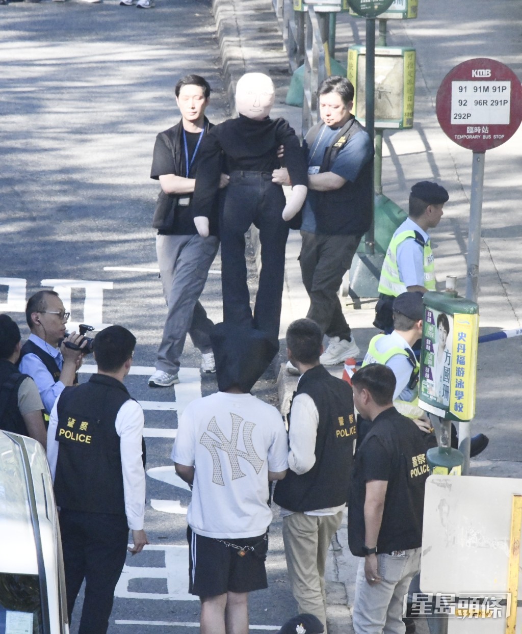 8月26日重組案情期間,探員透過模擬為事主的假人,查問他逞兇過程。 8月26日重組案情期間,探員透過模擬為事主的假人,查問他逞兇過程。