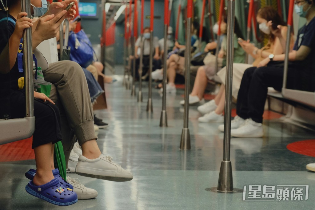 有網民在社交平台分享目睹有港媽因為不滿女兒派位結果,在車廂內瘋狂發飆(示意圖) 有網民在社交平台分享目睹有港媽因為不滿女兒派位結果,在車廂內瘋狂發飆(示意圖)