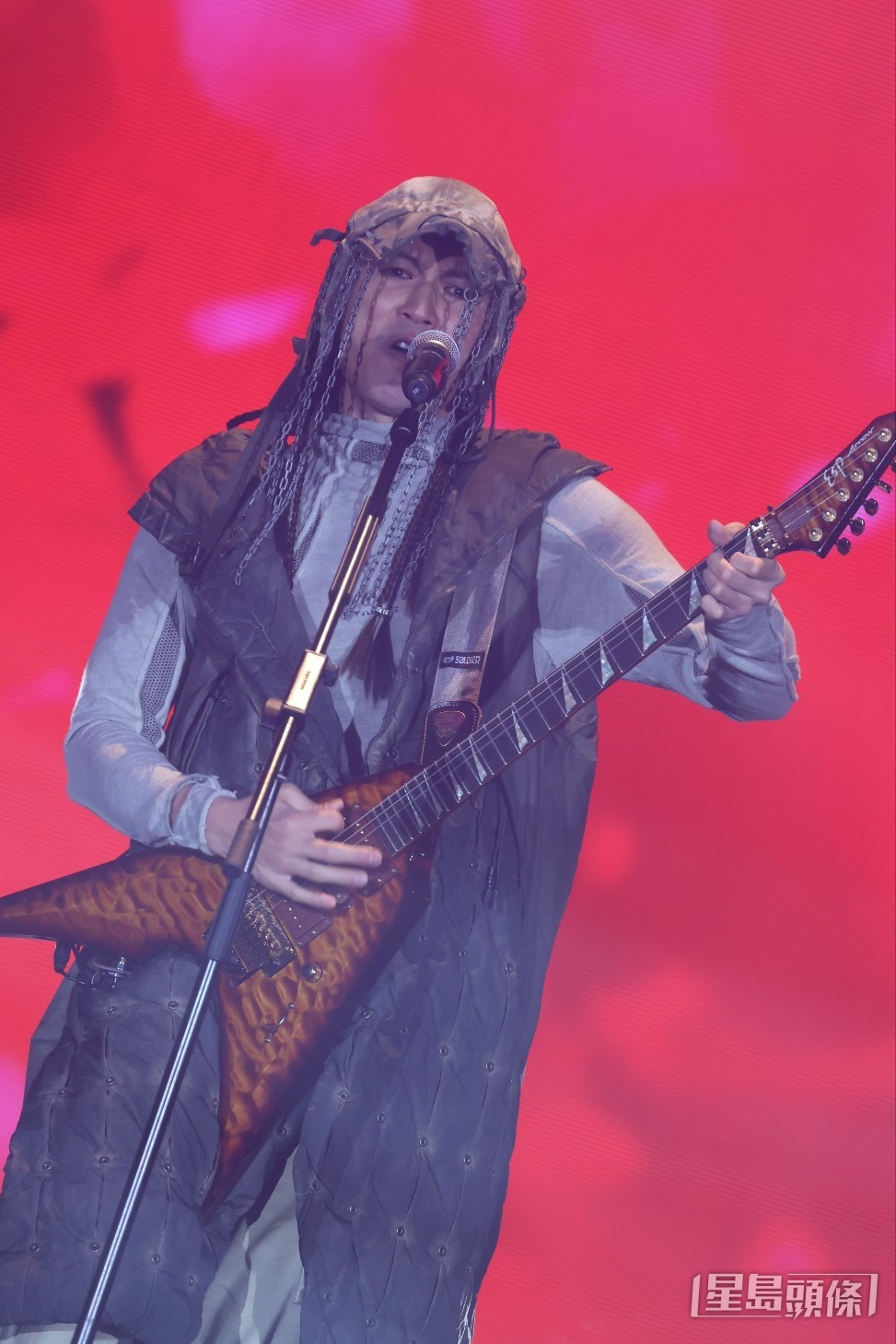 謝霆鋒頭戴吊滿鐵鏈的帽rock爆登場，以結他自彈自唱《潛龍勿用》，不少觀眾湧上前，掀起高潮！
