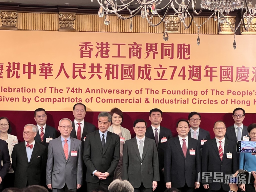 行政長官李家超（前排右四）、全國政協副主席梁振英（前排左三）、前特首曾蔭權（前排左一）、中聯辦副主任尹宗華（前排右三）均有出席。郭詠欣攝