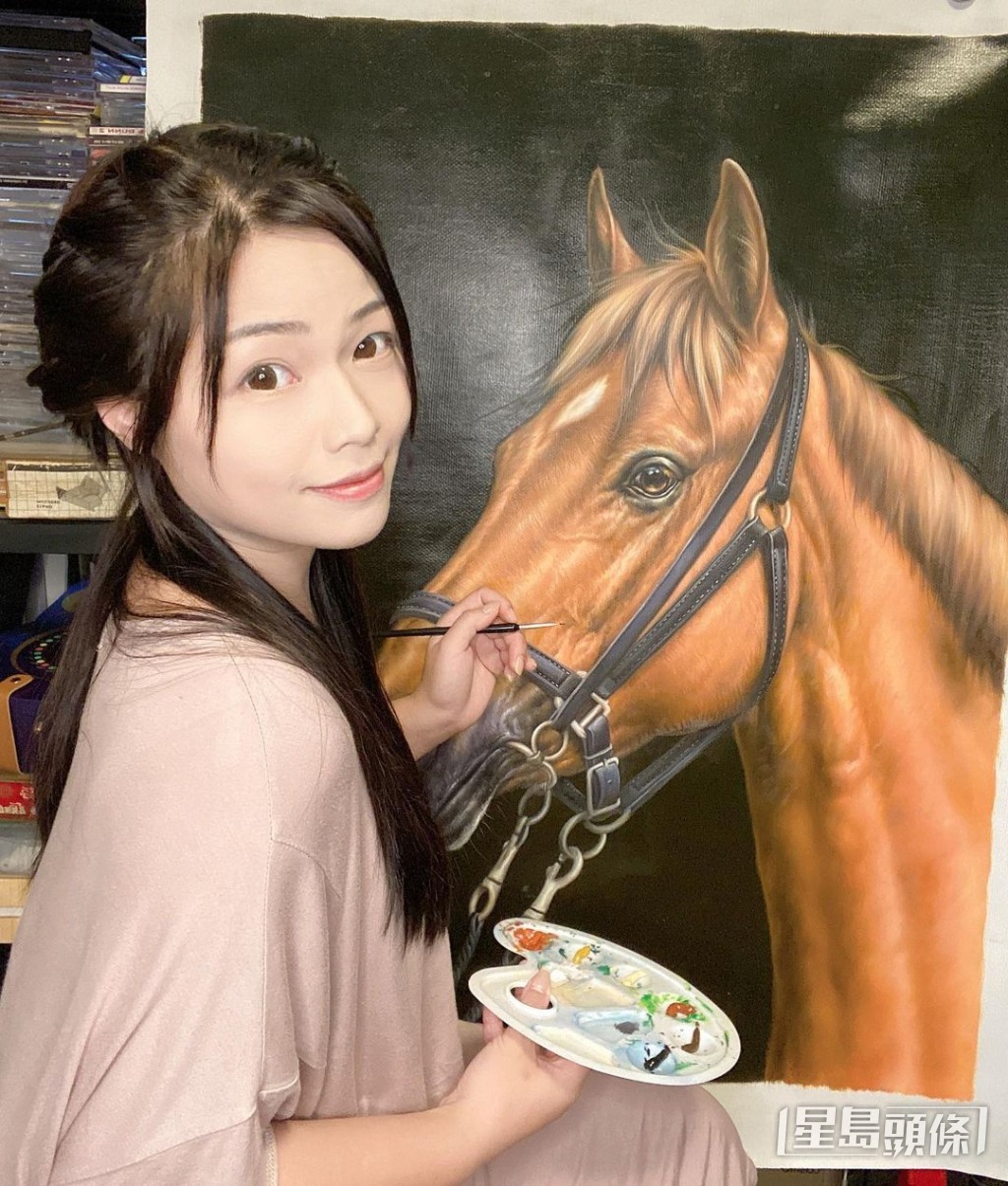 Chris曾自稱畫功了得。 Chris曾自稱畫功了得。