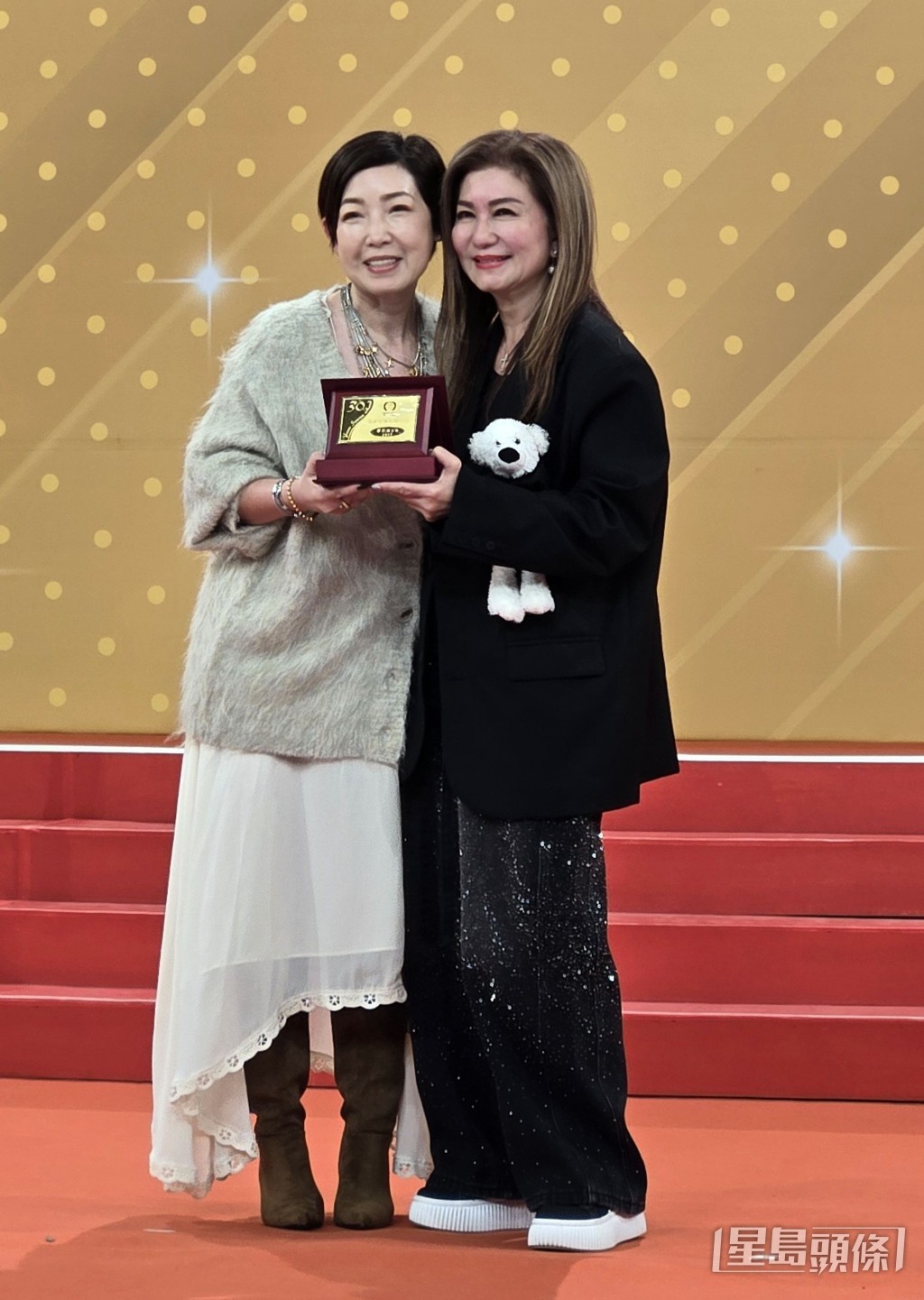 黎芷珊领奖时笑言，自己中途曾离开TVB两年，否则已可领取40周年金牌。