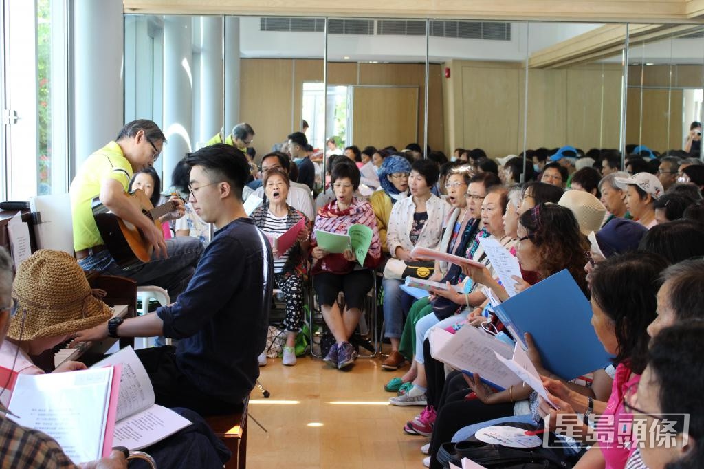 由癌症病人和家属组成的社区音乐治疗合唱团。 受访者提供