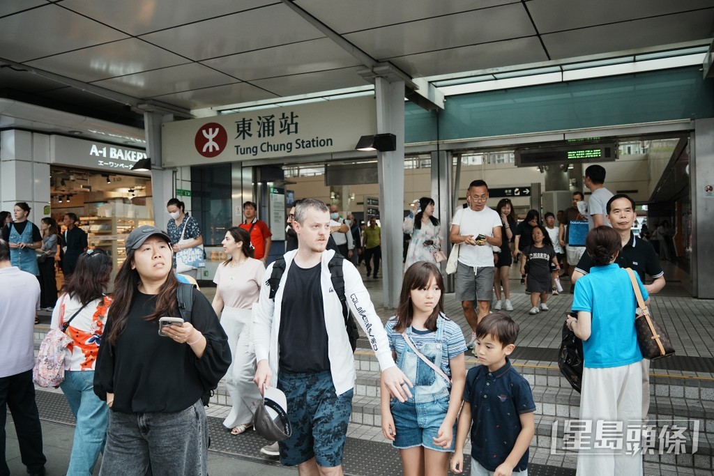 東涌站人流不俗。汪旭峰攝 東涌站人流不俗。汪旭峰攝