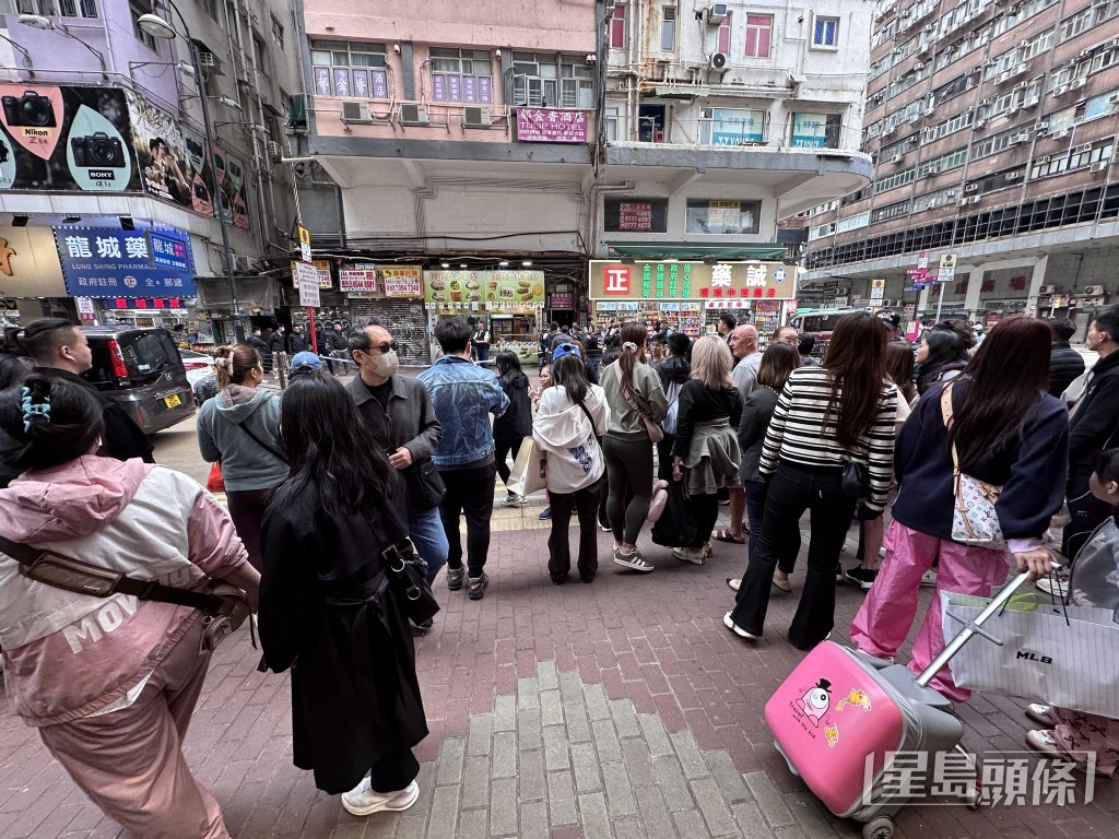 大批市民在場圍觀。梁國峰攝