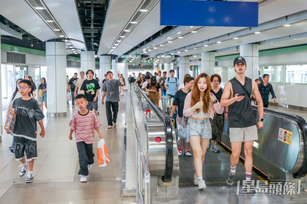 五一黃金周最後一日,大批旅客經羅湖口岸回內地。何家豪攝 五一黃金周最後一日,大批旅客經羅湖口岸回內地。何家豪攝