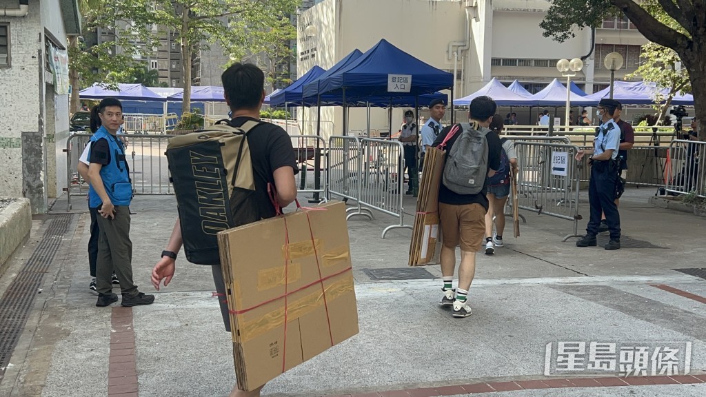 宏志閣居民第二度分批上樓執拾物品。