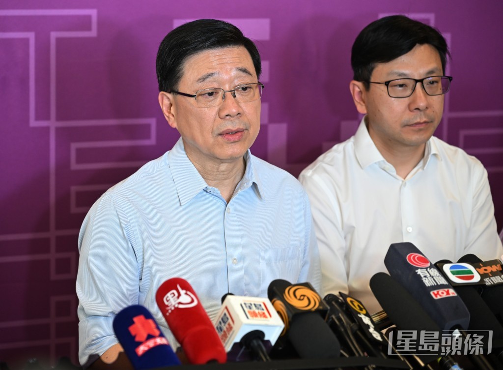 行政長官李家超(左)和勞工及福利局局長孫玉菡(右)。劉駿軒攝 行政長官李家超(左)和勞工及福利局局長孫玉菡(右)。劉駿軒攝