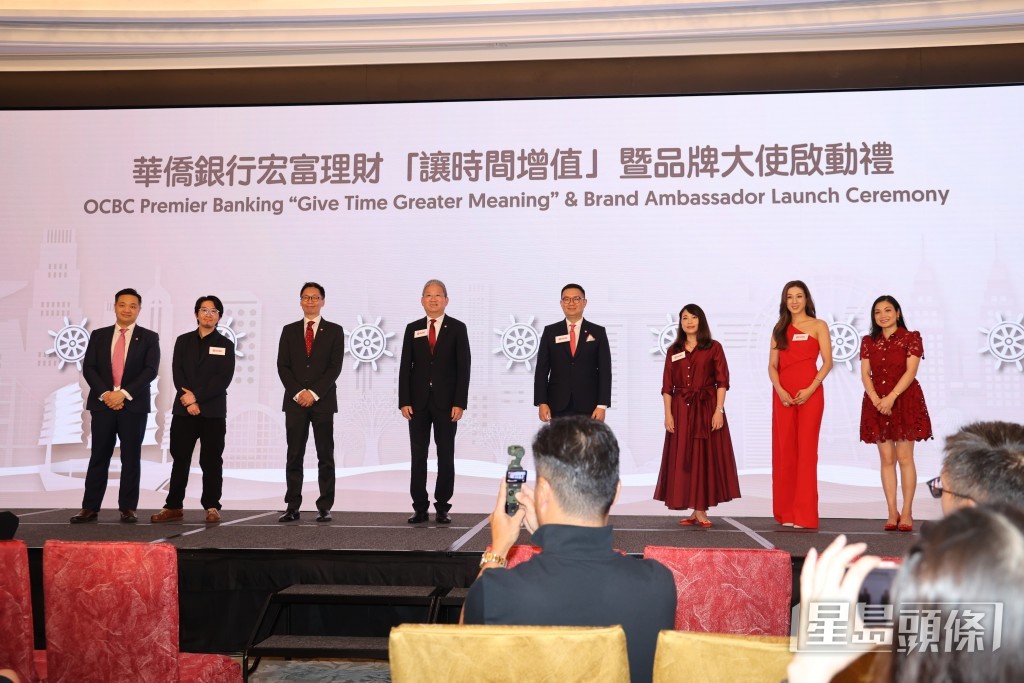 伍允龍舊愛鍾嘉欣(右二)與導演卓亦謙今日(29日)以品牌大使身份到金鐘出席銀行宣傳活動。 伍允龍舊愛鍾嘉欣(右二)與導演卓亦謙今日(29日)以品牌大使身份到金鐘出席銀行宣傳活動。
