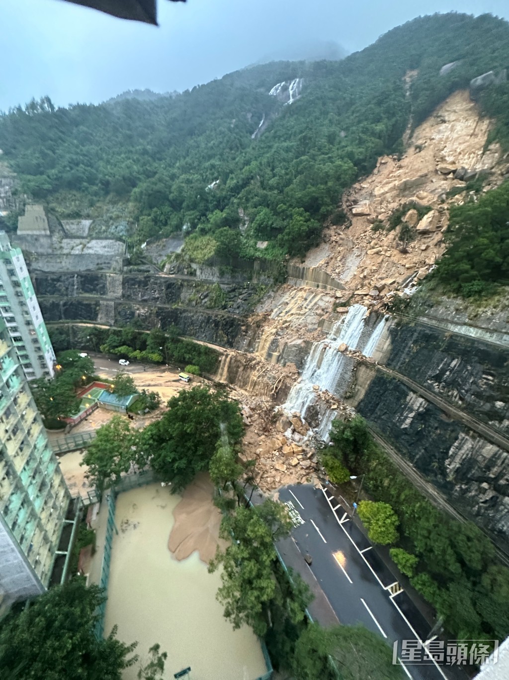 暴雨亦淹沒耀興樓對開球場，球場頓成澤國。劉漢權攝