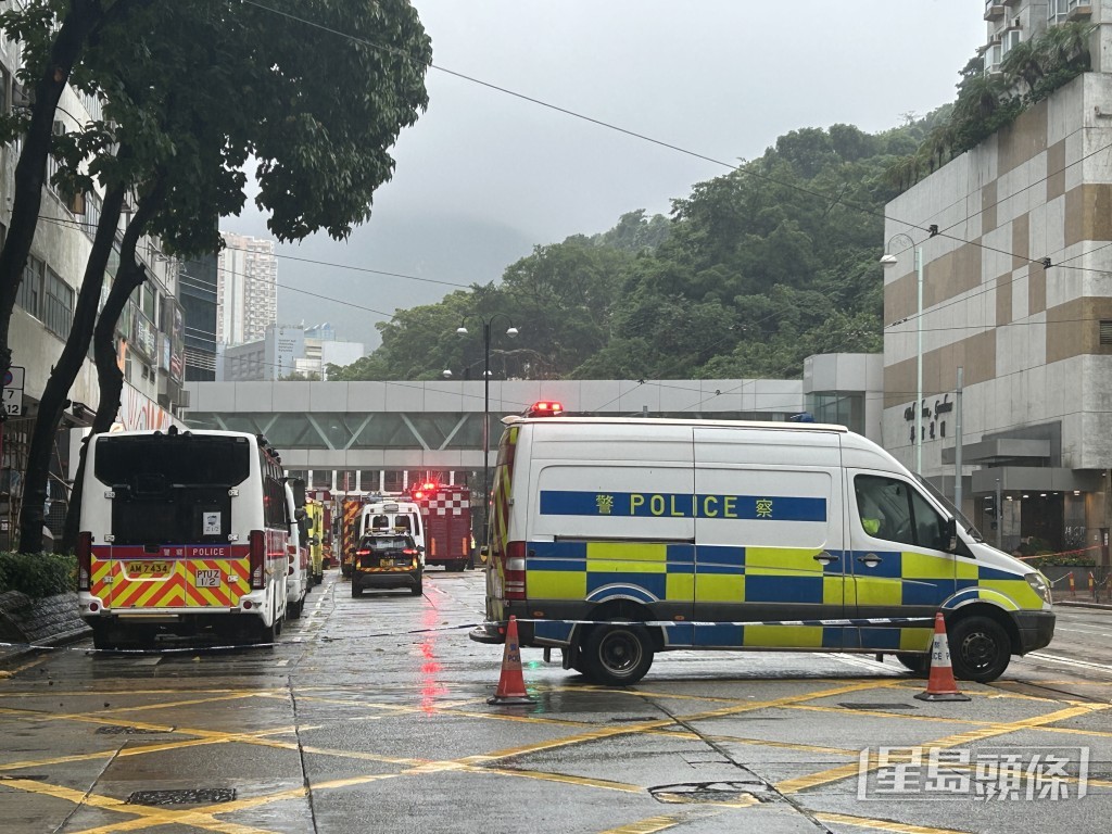 多部警車在場。 多部警車在場。