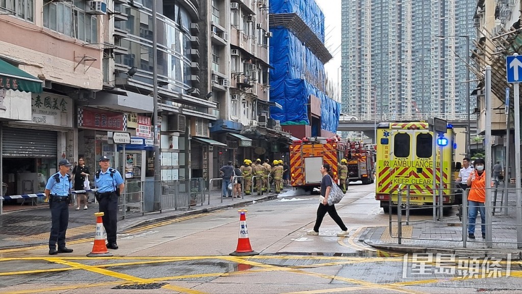 警方封路救火。 警方封路救火。