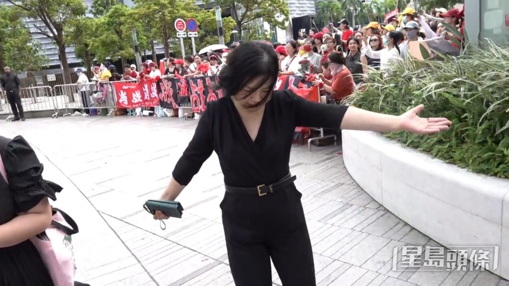 品牌公關見狀表明沒有邀請香港傳媒到場採訪,並即時驅趕離開。 品牌公關見狀表明沒有邀請香港傳媒到場採訪,並即時驅趕離開。