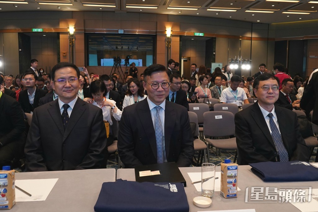 律政司副司长张国钧（中）、司法部律师工作局局长田昕（左）、广东省司法厅厅长陈旭东（右）。叶伟豪摄