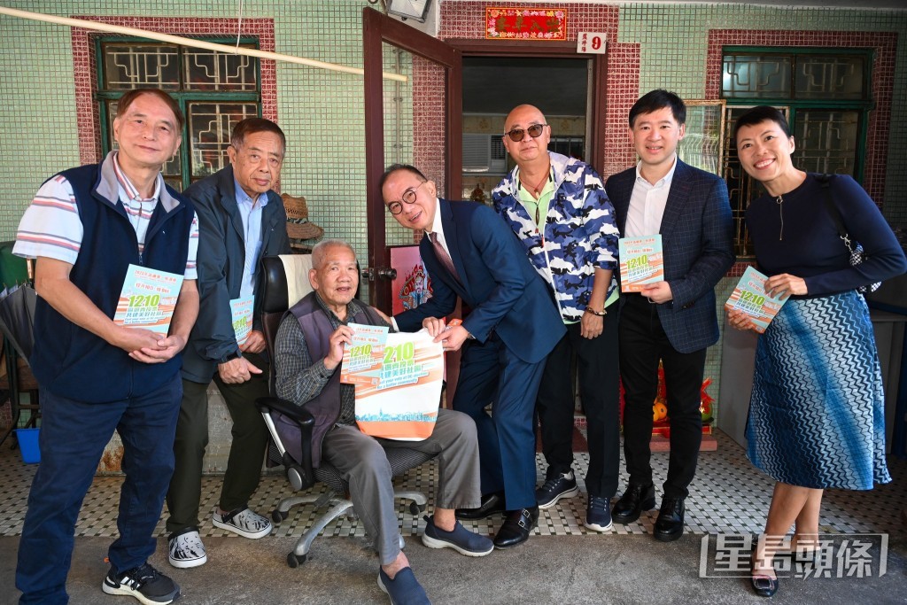 曾国衞（中）和胡健民（右二）前往大埔泮涌村和观塘纪律部队宿舍呼吁投票。政制及内地事务局FB图片