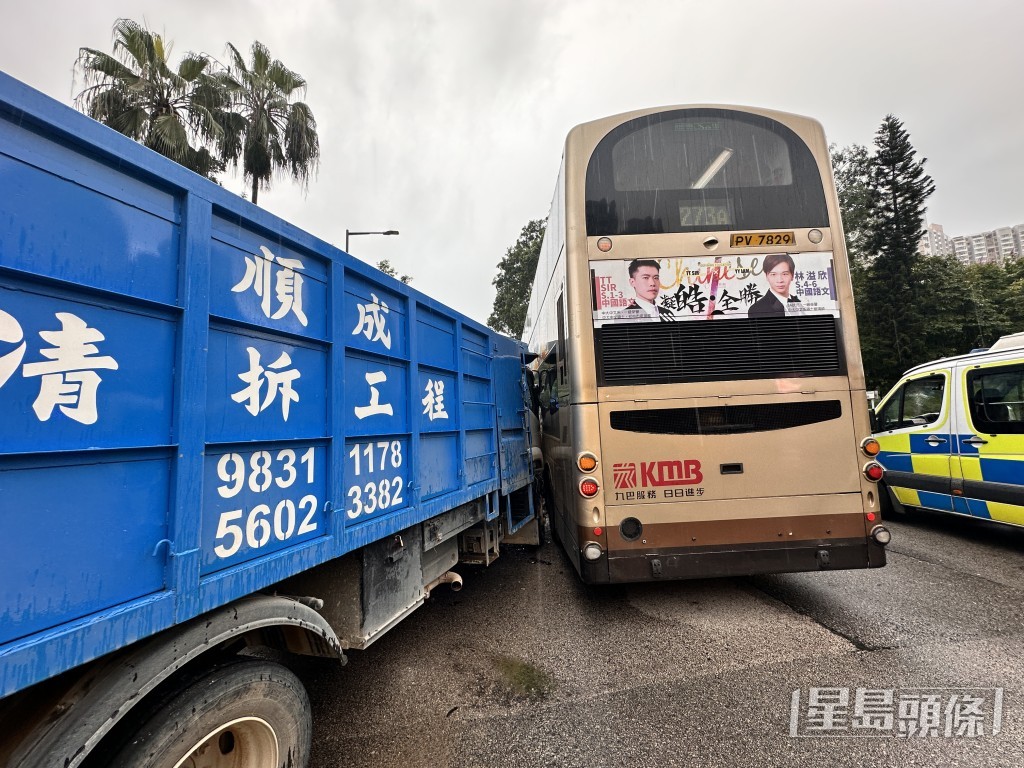 貨車攔腰撞九巴車身。 貨車攔腰撞九巴車身。