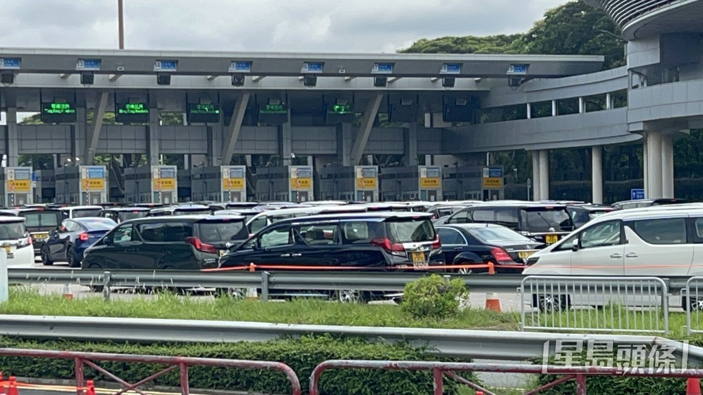 深圳灣口岸過境北上私家車關口前擠塞。楊偉亨攝
