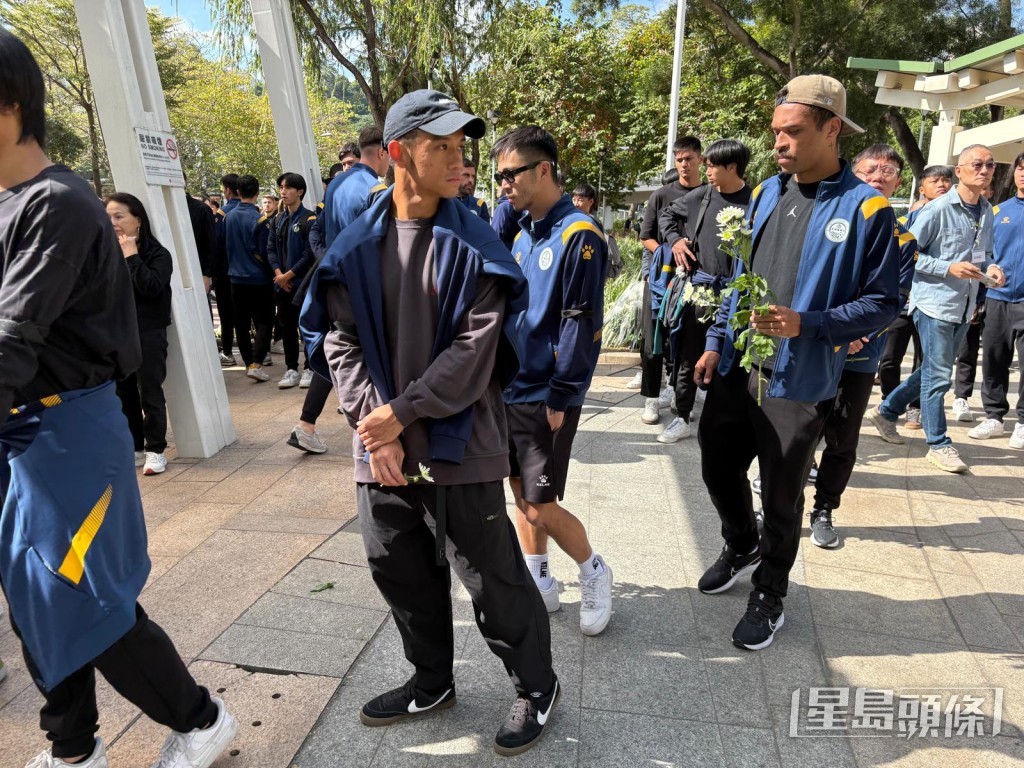 大埔一眾職員和球員到現場獻花。 大埔一眾職員和球員到現場獻花。