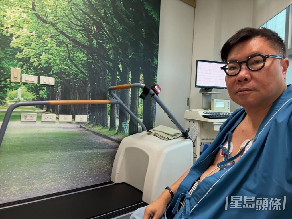 胡慧冲於去年6月上載在泰國入院圖片，他的心口貼滿照心電圖儀器。