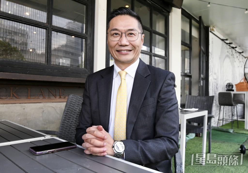 自由黨邵家輝強調,自己擁有12年區議員及9年批發界議員經驗,能及時掌握業界數據與訴求。 自由黨邵家輝強調,自己擁有12年區議員及9年批發界議員經驗,能及時掌握業界數據與訴求。