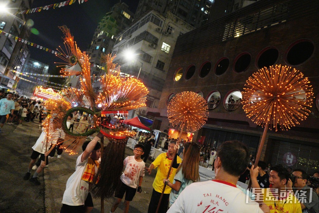 小火龍在大坑的大街小港遊走。歐樂年攝
