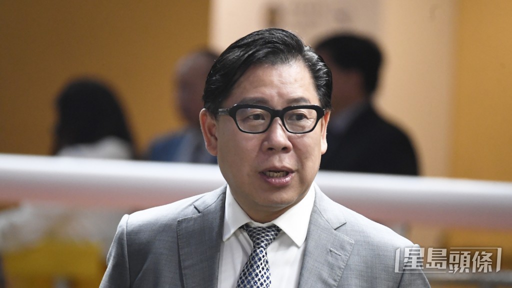 今朝「扬威四海」出跳时叶楚航多次走到跑道口睇马，仲向鞍上人给予操练柯打。