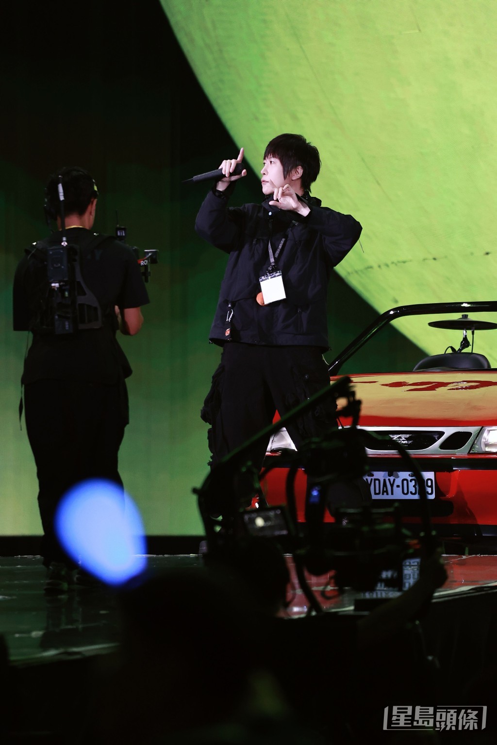 阿信唱《OAOA》、《一顆蘋果》、《離開地球表面》、《戀愛ing》。 阿信唱《OAOA》、《一顆蘋果》、《離開地球表面》、《戀愛ing》。