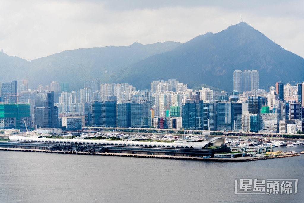 船東會建議充分利用香港的金融優勢,制定跨行業政策以促進航運及貿易發展,並設立「可持續發展基金」。 船東會建議充分利用香港的金融優勢,制定跨行業政策以促進航運及貿易發展,並設立「可持續發展基金」。